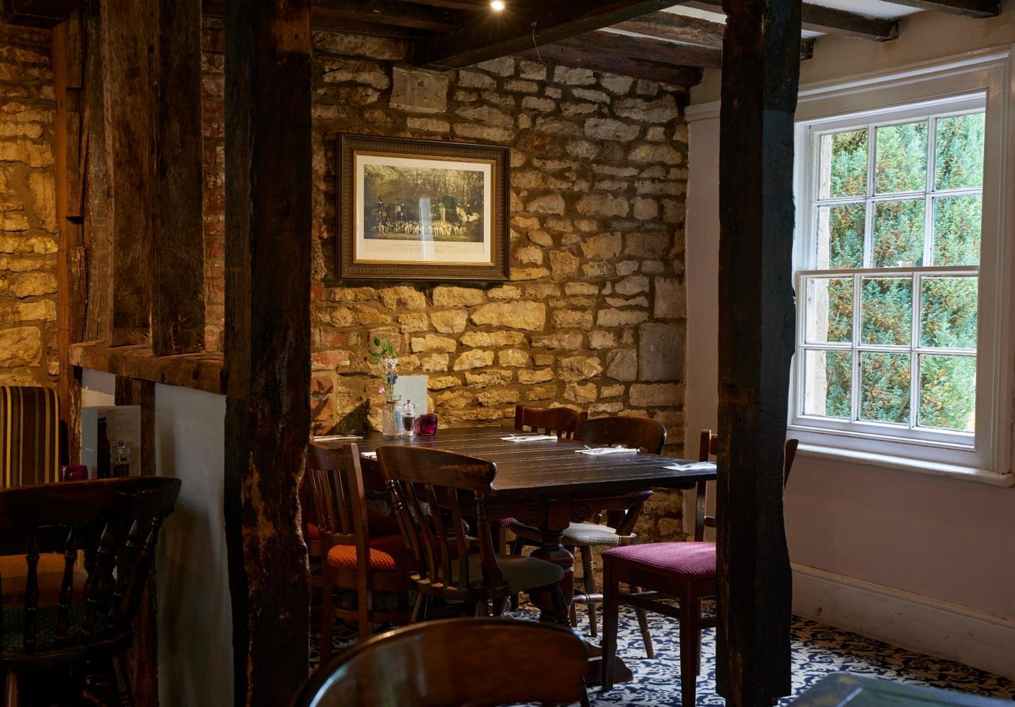 Hunters Hall Inn By Greene King Inns Kingscote Exterior photo