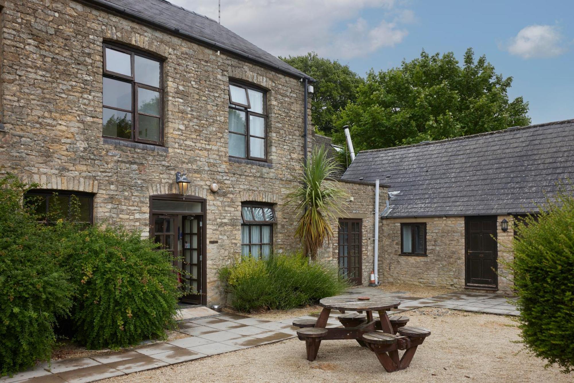 Hunters Hall Inn By Greene King Inns Kingscote Exterior photo
